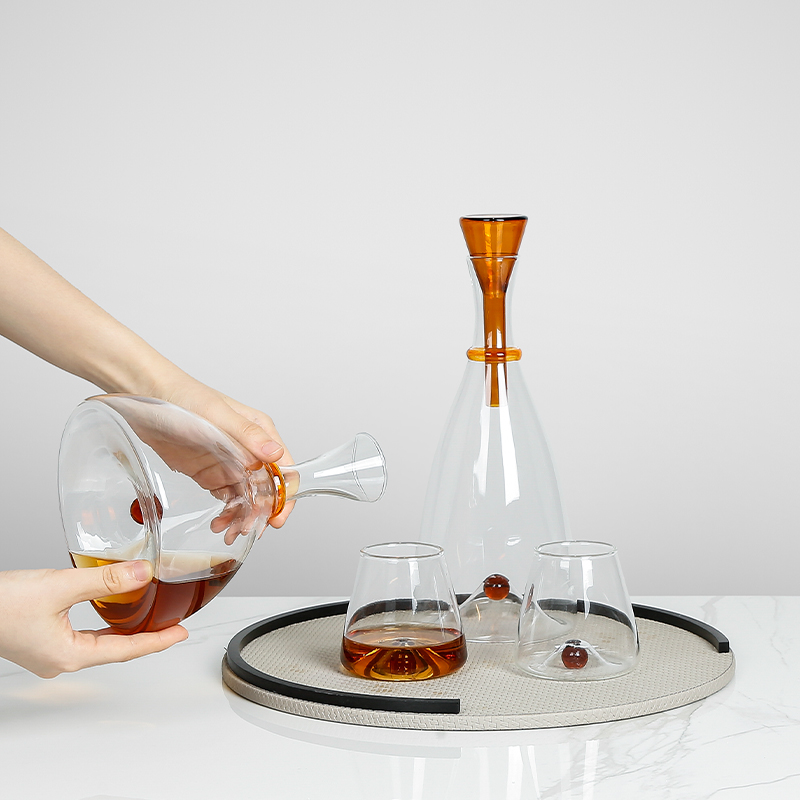 قارورة زجاجية عصرية بتصميم بسي - مراجعة Home Bar And Cabinet وسعره